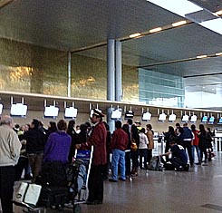 Carmenza Saldias aeropuerto Dorado edificio