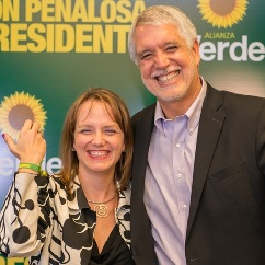 Enrique Peñalosa sonriente abrazado a su fórmula vicepresidencial Isabel Segovia