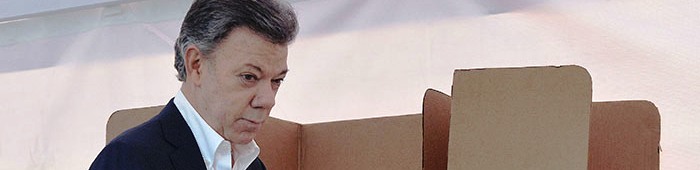 La cara del presidente Juan Manuel Santos un poco preocupado mientras camina por las urnas de votación