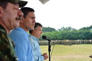 El Presidente Santos acompañado del Ministro de Defensa, Juan Carlos Pinzón Bueno y de miembros de la cúpula militar.