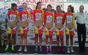 Selección femenina de ciclismo con el uniforme que tiene una parte de color piel