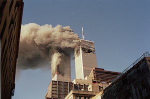Las torres gemelas con humo durante los atentados del 11 de septiembre en Nueva York, Estados Unidos.