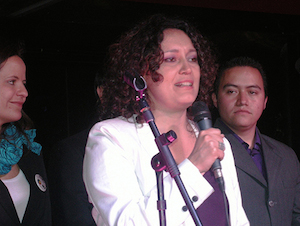 La Representante a la Cámara por Bogotá, Angélica Lozano hablando con un micrófono en la mano