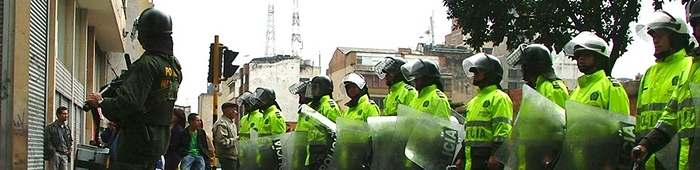 Policías con cascos