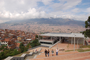 Biblioteca Tomás Carrasquilla, en las comunas 6 y 7 de Medellín.