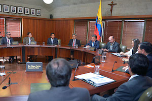 Magistrados con el presidente en la sala del consejo de estado