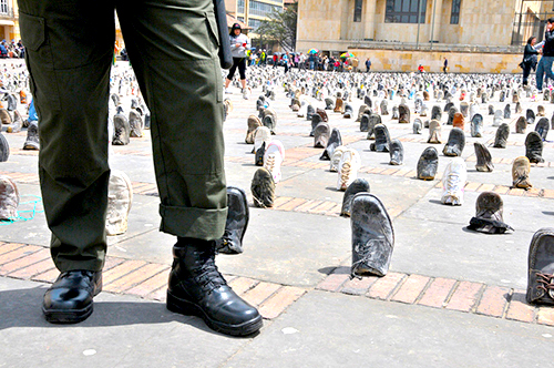 Conmemoración del Día Internacional para la Sensibilización de las Minas Antipersona, en la Plaza de Bolívar de Bogotá en el año 2011.