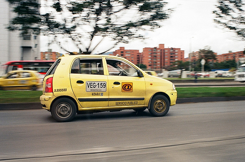 Taxi transita por la Avenida el dorado de Bogotá.