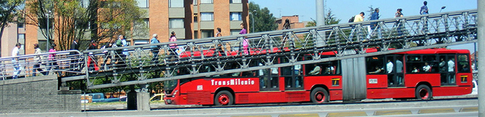 Bus de transmilenio transita por la Autopista Norte.