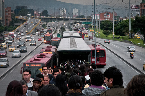 Estación de transmilenio en hora pico.