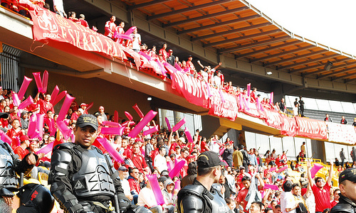 Hinchas del América de Cali, custodiados por miembros del ESMAD.