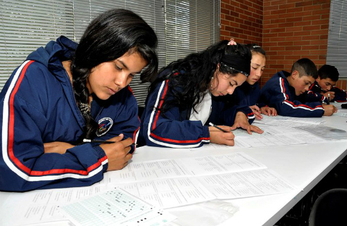 Estudiantes bogotanos presentando las pruebas PISA.