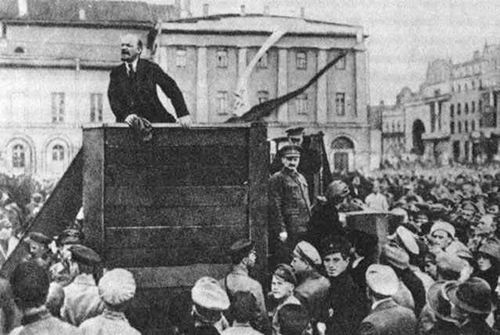 Vladimir Lenin acompañado de Leon Trotsky se dirige a la Asamblea de las Tropas Rojas en Moscú en 1920.