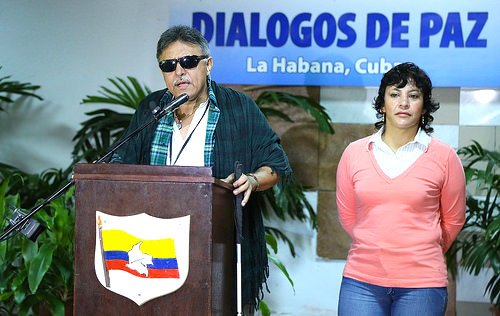 Los delegados de paz de las FARC, Jesús Santrich y Maritza Sánchez.