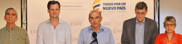 El Jefe Negociador del Gobierno Humberto de la Calle acompañado de la Delegación del Gobierno Nacional.