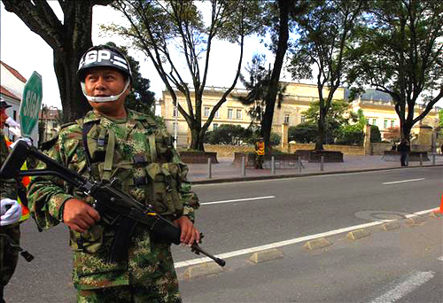 Efectivo de las Fuerzas Militares custodia la Casa de Nariño.