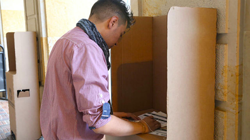 Ciudadano durante las jornadas de consultas de partidos el pasado 19 de abril del presente año.