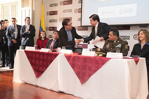 El Ministro del Interior Juan Fernando Cristo presenta una aplicación para reportar presuntos casos de trata de personas.