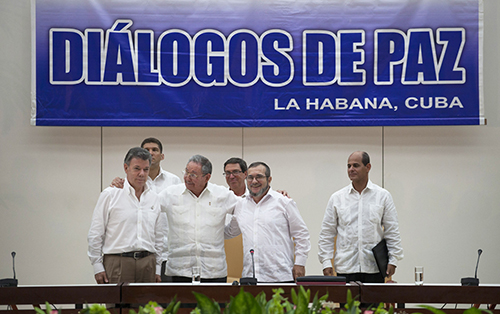 El Presidente Juan Manuel Santos acompañado del Presidente cubano Raúl Castro y de Timoleón Jiménez.