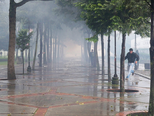 Gases lacrimógenos liberados por el ESMAD en la Sede Bogotá de la Universidad Nacional.