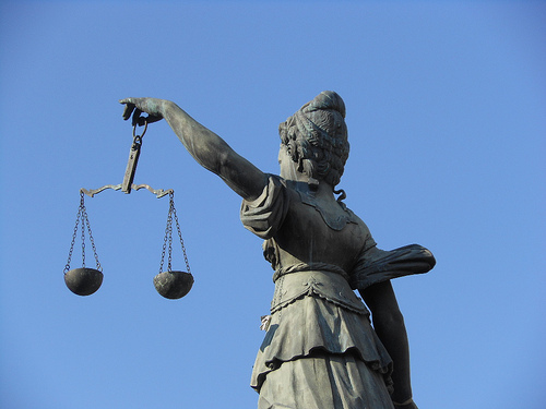 En una democracia el sistema de contrapesos permite un balance y autocontrol del poder a través de las ramas estatales.