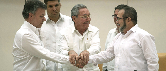El Presidente Santos y Timoleón Jiménez alias “Timochenko”, reunidos con el presidente cubano Raúl Castro.