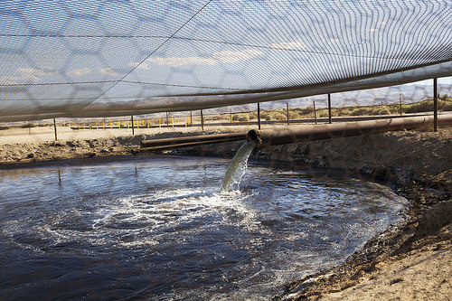 Residuos contaminados producto del fracking son arrojados a un pozo sin aislante en California.