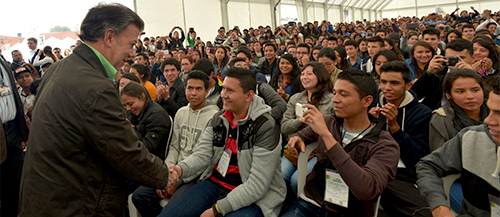 El Presidente Santos saluda a los estudiantes beneficiados por el programa Ser Pilo Paga. 