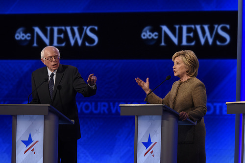 Los candidatos a la Presidencia Bernie Sanders y Hillary Clinton en el último Debate Presidencial Demócrata. 