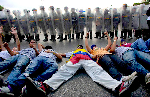 Seguidores de Henrique Capriles confrontan a las fuerzas antidisturbios en la ciudad de Caracas.