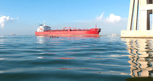 Barco petrolero atraviesa el lago Maracaibo en el estado venezolano de Zulia.