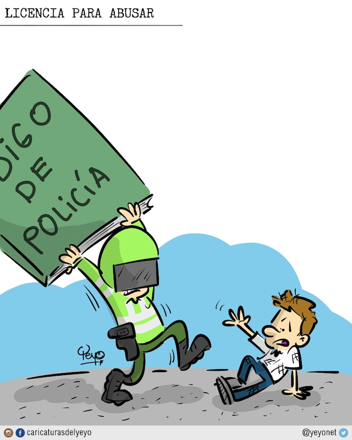 Un policía golpea a una persona con el código de Policía