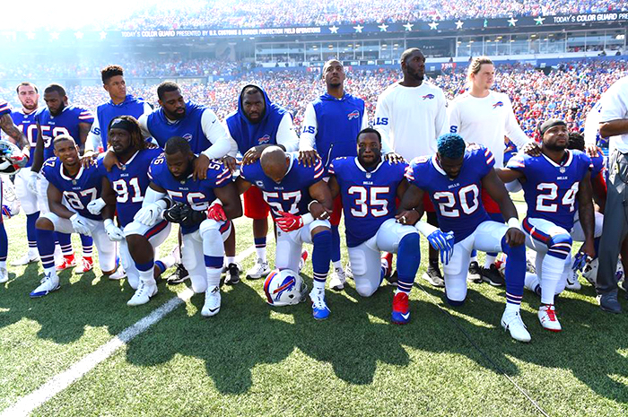 Acto de los Jugadores de fútbol americano en contra del racismo.  