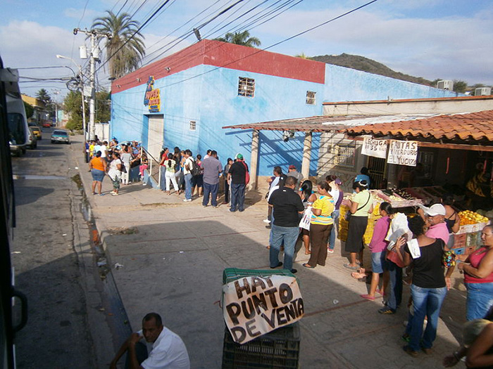 Filas para los supermercados en Venezuela. 