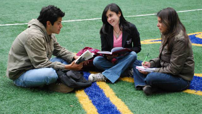 Estudiantes de Universidad Pública.