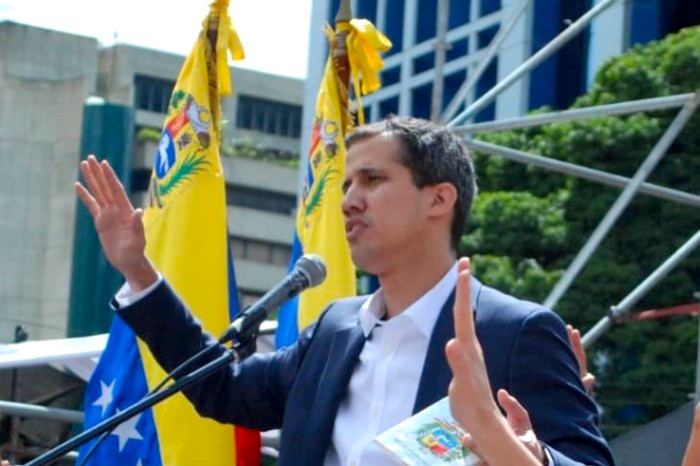 Juan Guaidó jura como presidente interino de Venezuela