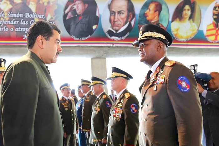 El mejor ejemplo del lugar de las fuerzas armadas en el gobierno es el ministro de defensa