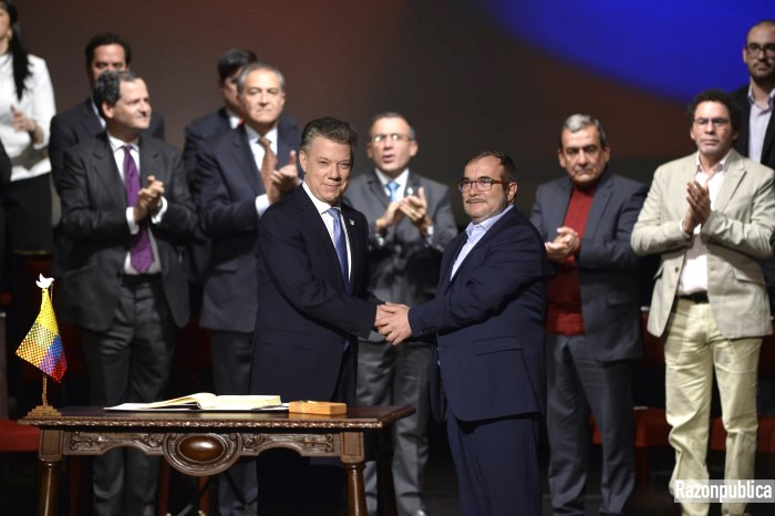 Juan Manuel Santos y Rodrigo Londoño en la firma del acuerdo de paz del teatro Colón. 