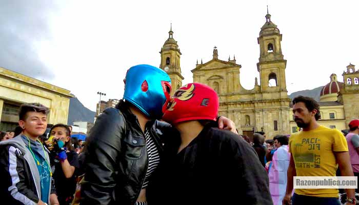 Beso en marcha gay