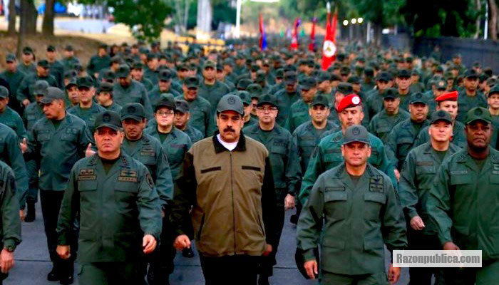 Nicolás Maduro acompañado de las Fuerzas Armadas a las que todos los sectores presionan. 