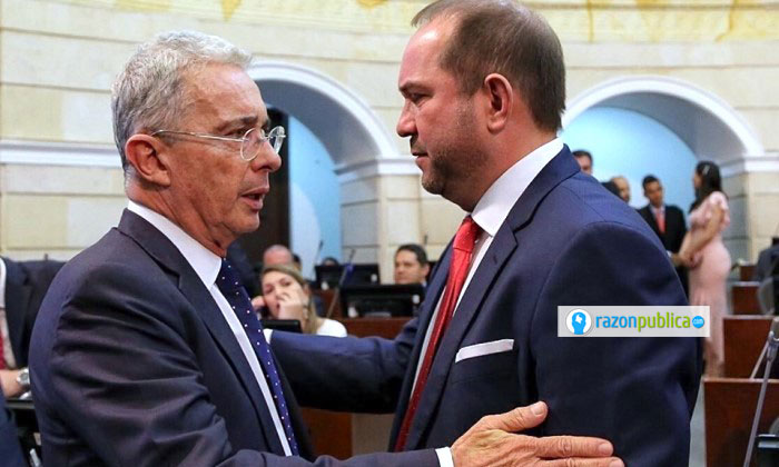 El nuevo presidente del Senado, Lidio Turbay del partido Liberal, y el líder de la bancada del Centro Democrático, Álvaro Uribe. 