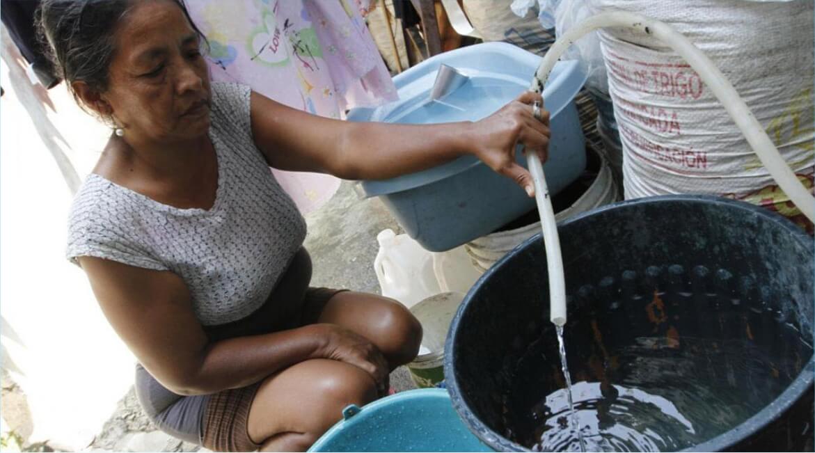 mujer-agua-RIU-servicios-Libardo-Espitia